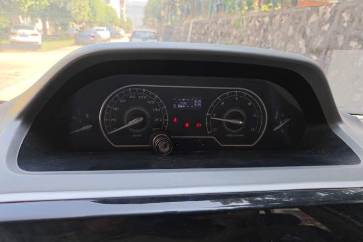 Used SAIC MAXUS Xintu V80 2019 2.5T Classic Model 6-Speed Manual – Aotong Long Wheelbase High-Roof 7-Seater Instrument Cluster