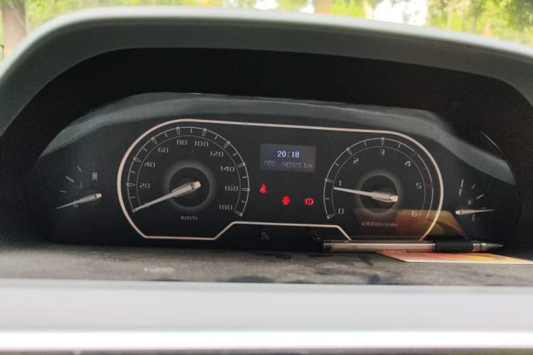 Used SAIC MAXUS Xintu V80 2019 2.5T Classic Model 6-Speed Manual Aotong Long Wheelbase Mid-Height 7-Seater Instrument Cluster