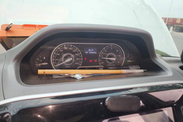 Used SAIC MAXUS Xintu V80 2019 2.5T Classic Model 6-Speed Manual Aotong Long Wheelbase Mid-Height 7-Seater Instrument Cluster