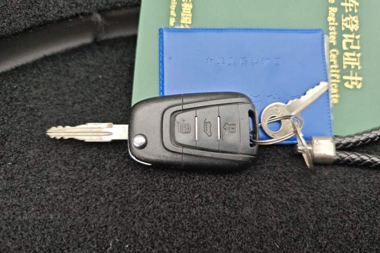 Used SAIC MAXUS Xintu V80 2019 2.5T Classic Edition 6-Speed Manual – Aoyuntong Modified Version Short Wheelbase Mid-Height Roof 5/6 Seats Interior 1
