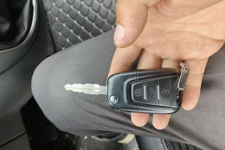 Used SAIC MAXUS Xintu V80 2019 2.5T Classic Model 6-Speed Manual Aotong Long Wheelbase Mid-Height 7-Seater Interior 1