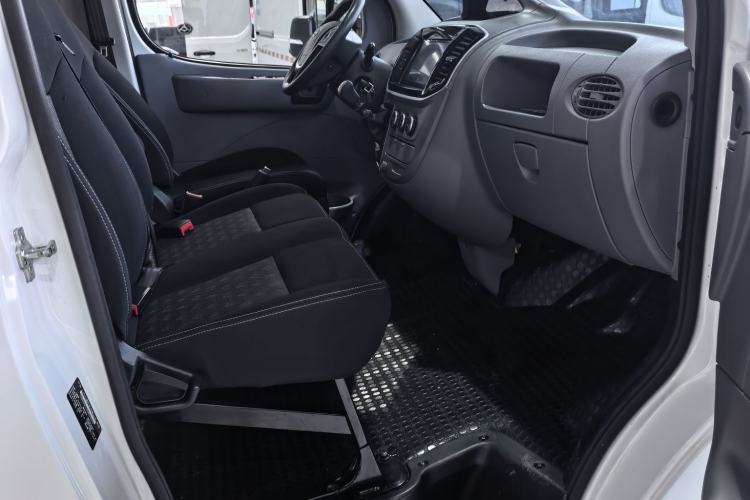 Used SAIC MAXUS Xintu V80 2019 2.5T Classic Model 6-Speed Manual Aotong Long Wheelbase Mid-Height 7-Seater Interior 12