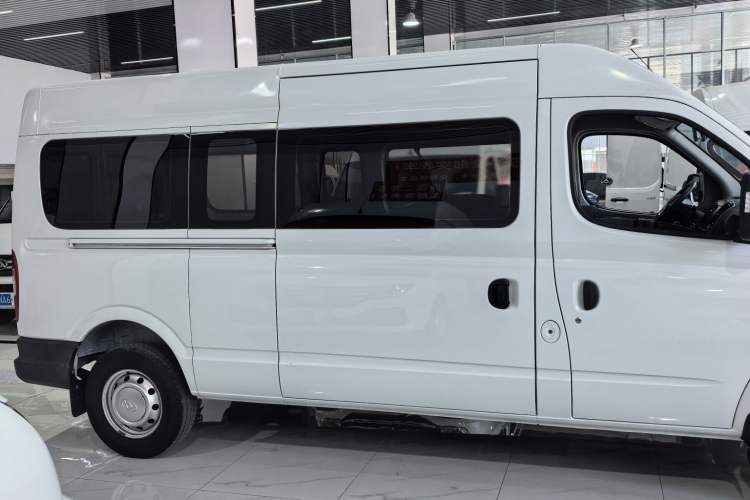Used SAIC MAXUS Xintu V80 2019 2.5T Classic Model 6-Speed Manual Aotong Long Wheelbase Mid-Height 7-Seater Interior 13