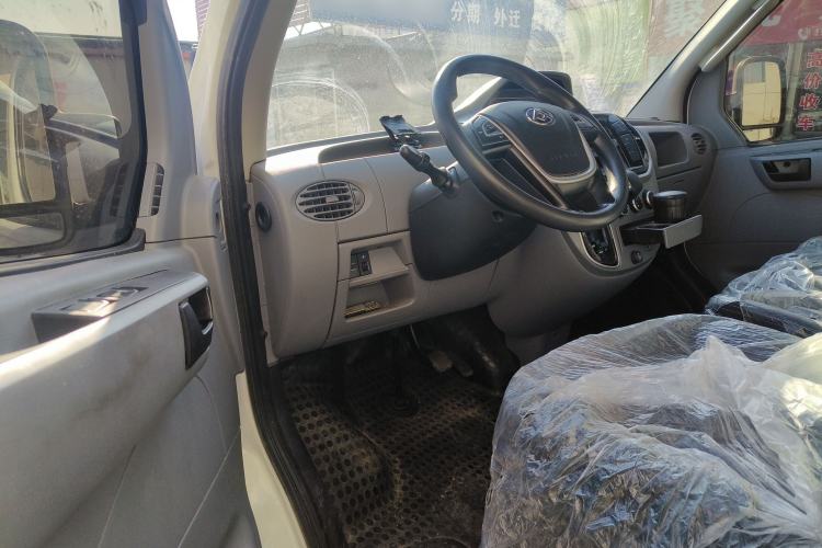 Used SAIC MAXUS Xintu V80 2019 2.5T Classic AMT Aoyuntong Short Wheelbase Mid-Roof 5/6-Seater Interior 2