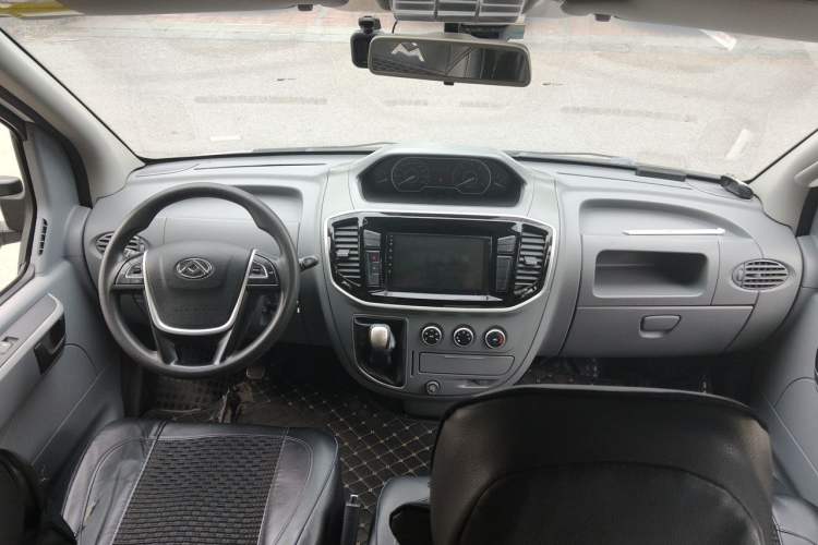 Used SAIC MAXUS Xintu V80 2019 2.5T Classic Model 6-Speed Manual Aotong Long Wheelbase Mid-Height 7-Seater Interior 2