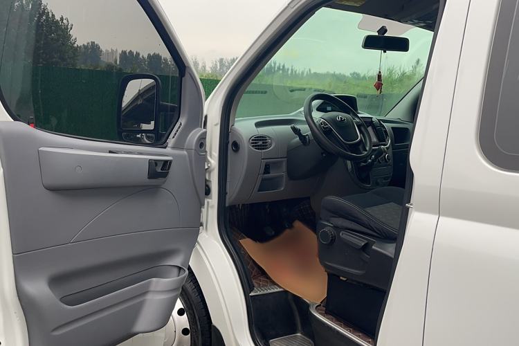 Used SAIC MAXUS Xintu V80 2019 2.5T Classic Version 6-Speed Manual Extended Wheelbase Mid-Roof Design 9-Seater Interior 2