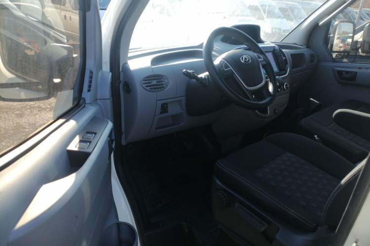 Used SAIC MAXUS Xintu V80 2019 2.5T Classic Model AMT Aoyuntong Long Wheelbase High-Roof 7-Seater Interior 3