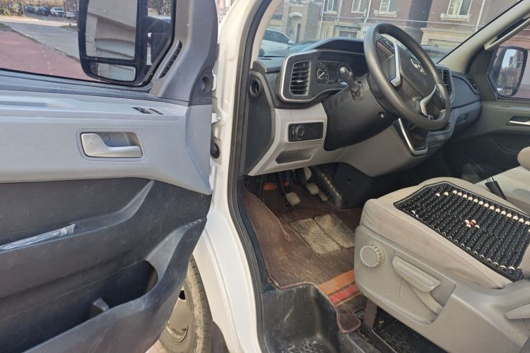 Used SAIC MAXUS Xintu V80 2019 2.0T Plus 6-Speed Manual Van Long Wheelbase Mid-Roof Design 2-3 Seater Interior 3