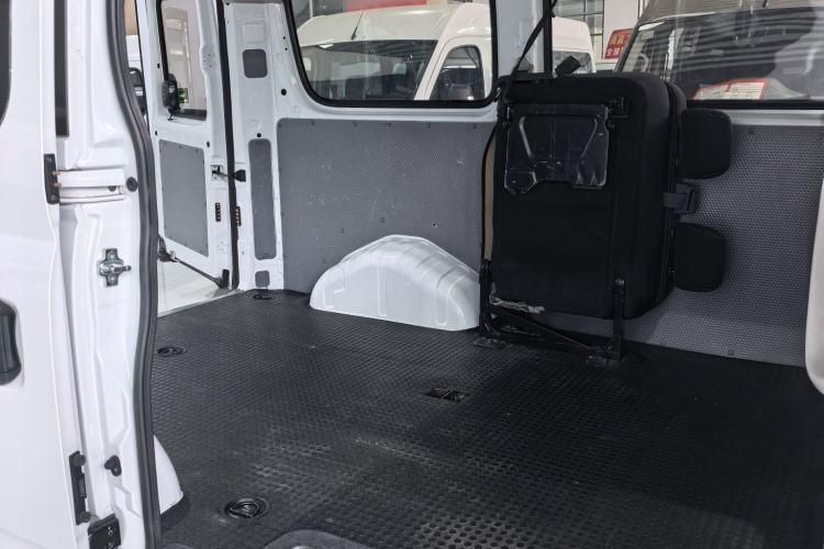 Used SAIC MAXUS Xintu V80 2019 2.5T Classic Edition 6-Speed Manual – Aoyuntong Modified Version Short Wheelbase Mid-Height Roof 5/6 Seats Interior 3
