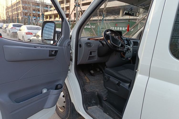 Used SAIC MAXUS Xintu V80 2019 2.5T Classic 6-Speed Manual Van Short Wheelbase Mid-Roof 6-Seater Interior 3