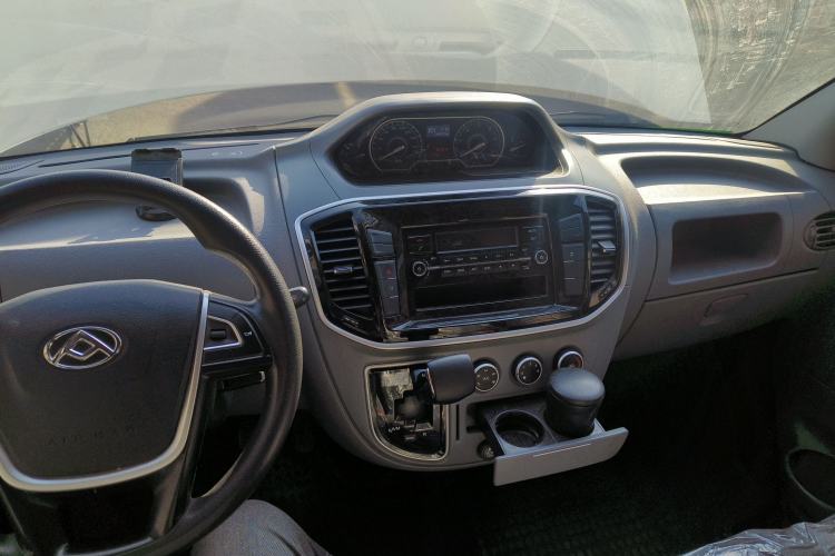 Used SAIC MAXUS Xintu V80 2019 2.5T Classic AMT Aoyuntong Short Wheelbase Mid-Roof 5/6-Seater Interior 3