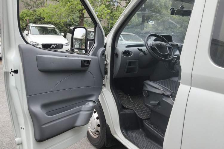 Used SAIC MAXUS Xintu V80 2019 2.5T Classic Model 6-Speed Manual Aotong Long Wheelbase Mid-Height 7-Seater Interior 3