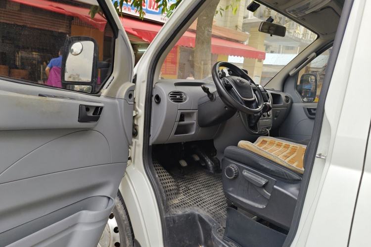 Used SAIC MAXUS Xintu V80 2019 2.5T Classic 6-Speed Manual Van Short Wheelbase Mid-Roof 6-Seater Interior 3