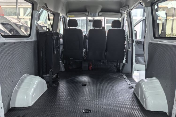 Used SAIC MAXUS Xintu V80 2019 2.5T Classic Edition 6-Speed Manual – Aoyuntong Modified Version Short Wheelbase Mid-Height Roof 5/6 Seats Interior 5