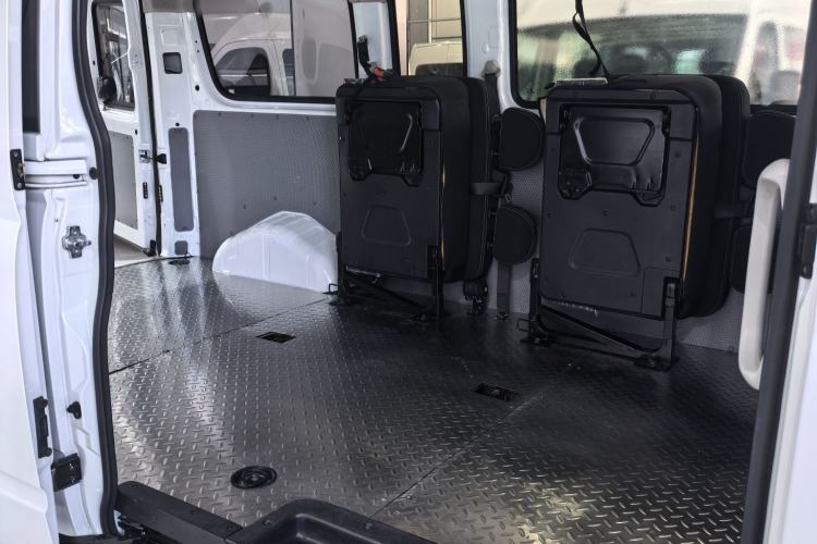 Used SAIC MAXUS Xintu V80 2019 2.5T Classic Model 6-Speed Manual Aotong Long Wheelbase Mid-Height 7-Seater Interior 5