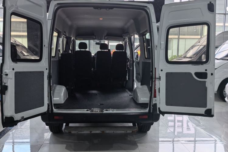 Used SAIC MAXUS Xintu V80 2019 2.5T Classic Edition 6-Speed Manual – Aoyuntong Modified Version Short Wheelbase Mid-Height Roof 5/6 Seats Interior 6