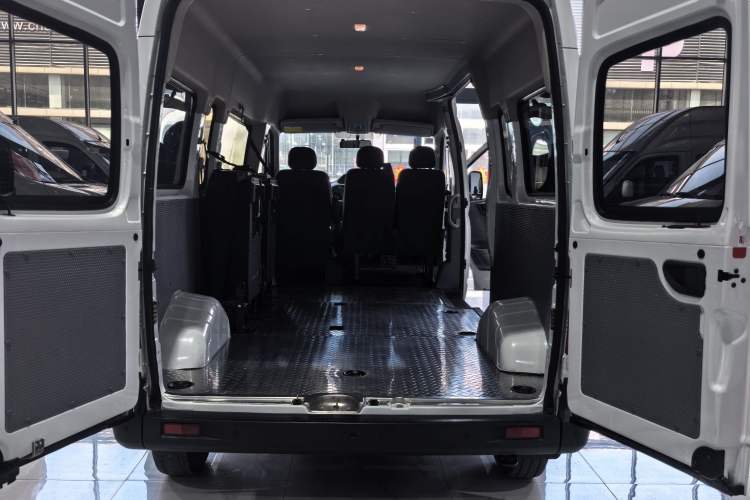 Used SAIC MAXUS Xintu V80 2019 2.5T Classic Model 6-Speed Manual Aotong Long Wheelbase Mid-Height 7-Seater Interior 6