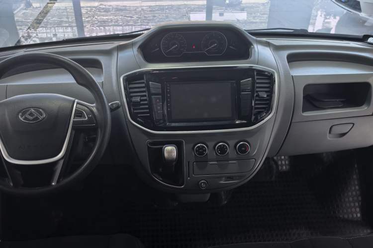 Used SAIC MAXUS Xintu V80 2019 2.5T Classic Model 6-Speed Manual Aotong Long Wheelbase Mid-Height 7-Seater Interior 8