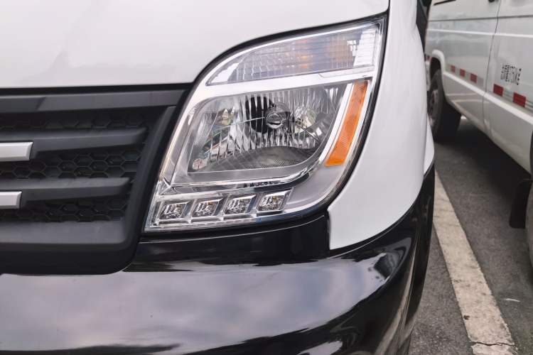 Used SAIC MAXUS Xintu V80 2019 2.5T Classic Model 6-Speed Manual – Aoyuntong Modified Version Short Wheelbase Ultra-Low Roof 5/6 Seats Left Front Headlight