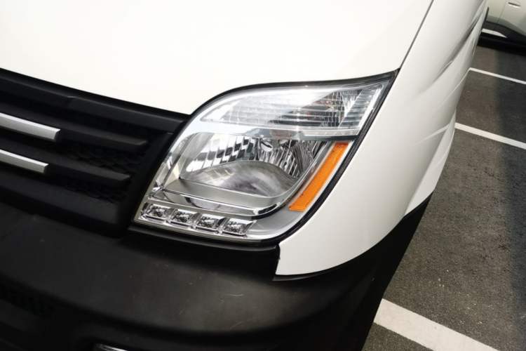 Used SAIC MAXUS Xintu V80 2019 2.5T Classic Version 6-Speed Manual – Aoyuntong Modified Long Wheelbase Mid-Height 7-Seater Left Front Headlight