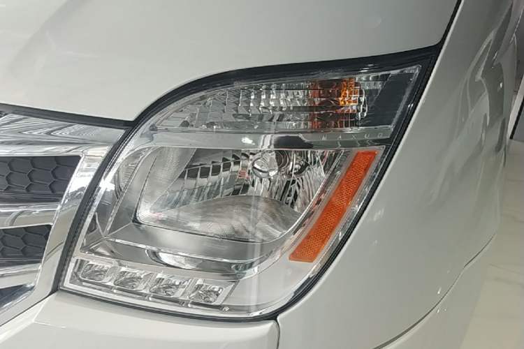 Used SAIC MAXUS Xintu V80 2019 2.0T Plus AMT Aoyuntong Short Wheelbase Ultra-Low Roof 5/6-Seater Left Front Headlight