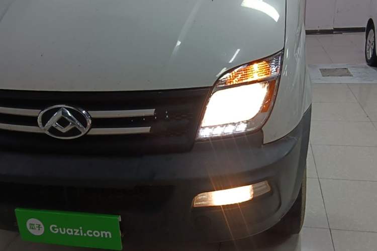 Used SAIC MAXUS Xintu V80 2019 2.5T Classic Edition 6-Speed Manual – Aoyuntong Short Wheelbase Mid-Height Design 5/6 Seats Left Front Headlight