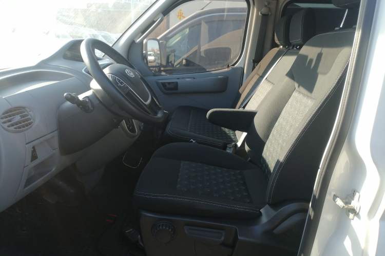 Used SAIC MAXUS Xintu V80 2019 2.5T Classic Model AMT Aoyuntong Long Wheelbase High-Roof 7-Seater Left Front Seat