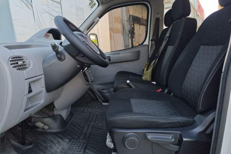 Used SAIC MAXUS Xintu V80 2019 2.5T Classic Model AMT Aoyuntong Long Wheelbase Mid-Roof 7-Seater Left Front Seat