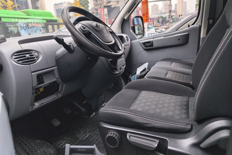 Used SAIC MAXUS Xintu V80 2019 2.5T Classic Model 6-Speed Manual – Aoyuntong Modified Version Short Wheelbase Ultra-Low Roof 5/6 Seats Left Front Seat