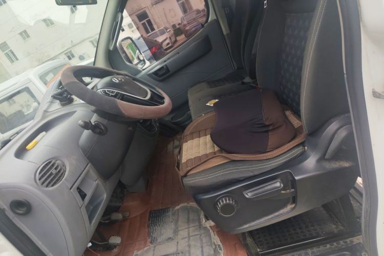 Used SAIC MAXUS Xintu V80 2019 2.5T Classic Model 6-Speed Manual Aotong Long Wheelbase Mid-Height 7-Seater Left Front Seat