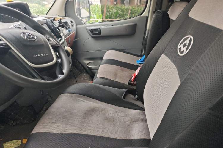 Used SAIC MAXUS Xintu V80 2019 2.0T Plus 6-speed Manual – Aotong Long Wheelbase Mid-Height 7-Seater Left Front Seat
