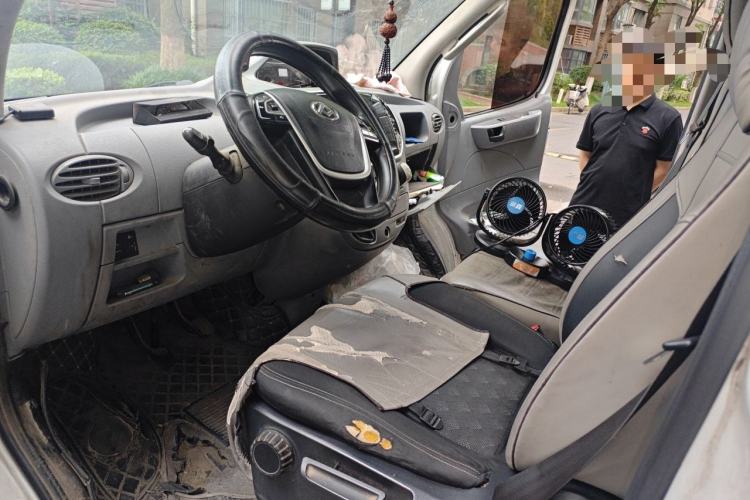 Used SAIC MAXUS Xintu V80 2019 2.5T Classic Edition 6-Speed Manual – Aoyuntong Modified Version Short Wheelbase Mid-Height Roof 5/6 Seats Left Front Seat