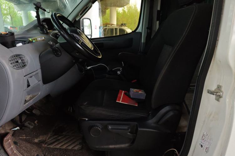 Used SAIC MAXUS Xintu V80 2019 2.5T Classic Version 6-Speed Manual – Aoyuntong Modified Long Wheelbase Mid-Height 7-Seater Left Front Seat
