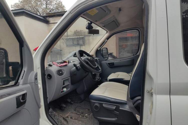 Used SAIC MAXUS Xintu V80 2019 2.5T Classic Model 6-Speed Manual Aotong Long Wheelbase Mid-Height 7-Seater Left Front Seat