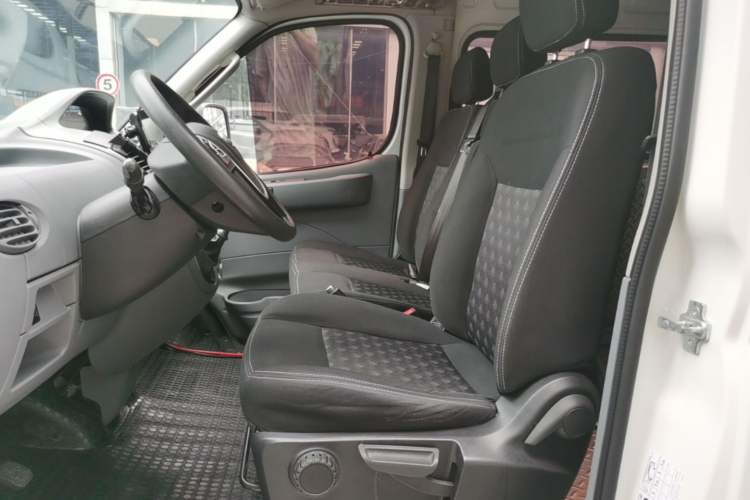 Used SAIC MAXUS Xintu V80 2019 2.5T Classic Version 6-Speed Manual – Aoyuntong Modified Long Wheelbase Mid-Height 7-Seater Left Front Seat
