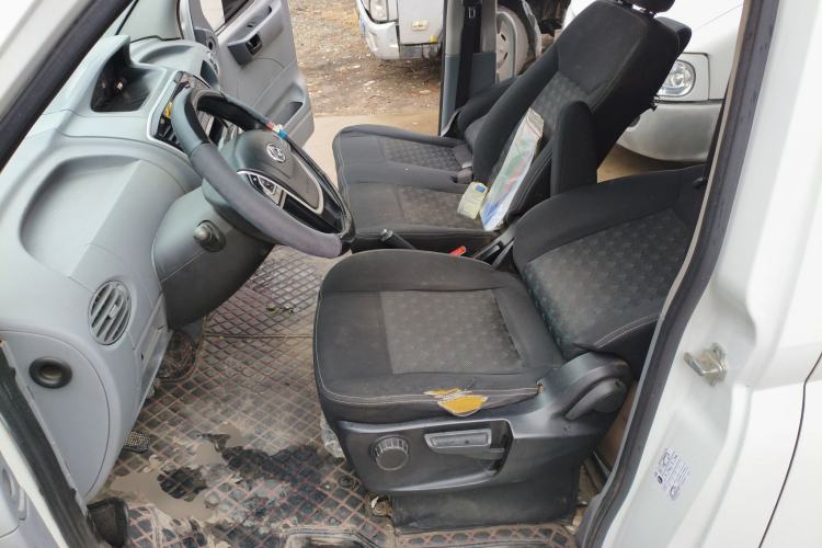 Used SAIC MAXUS Xintu V80 2019 2.5T Classic Model 6-Speed Manual Aotong Long Wheelbase Mid-Height 7-Seater Left Front Seat