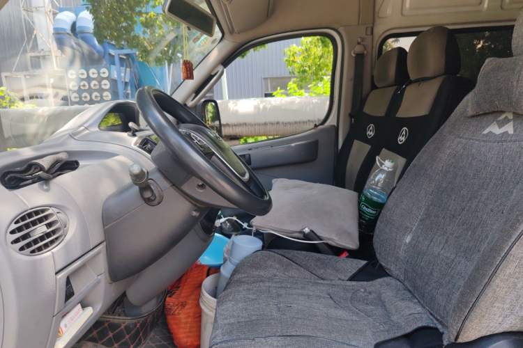 Used SAIC MAXUS Xintu V80 2019 2.5T Classic Version 6-Speed Manual – Aoyuntong Modified Long Wheelbase Mid-Height 7-Seater Left Front Seat