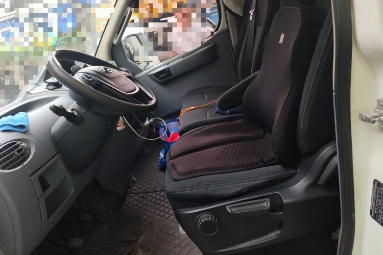 Used SAIC MAXUS Xintu V80 2019 2.5T Classic Model 6-Speed Manual Aotong Long Wheelbase Mid-Height 7-Seater Left Front Seat