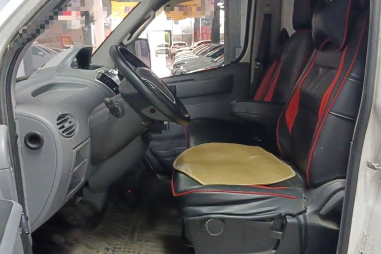 Used SAIC MAXUS Xintu V80 2019 2.5T Classic Edition 6-Speed Manual – Aoyuntong Short Wheelbase Mid-Height Design 5/6 Seats Left Front Seat