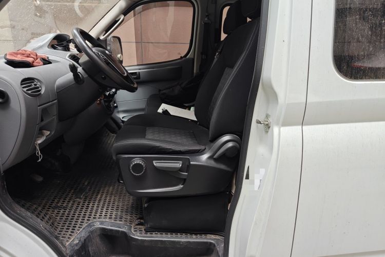 Used SAIC MAXUS Xintu V80 2019 2.5T Classic Model 6-Speed Manual Aotong Long Wheelbase Mid-Height 7-Seater Left Front Seat