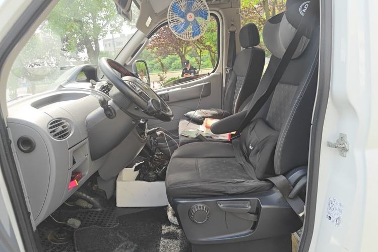 Used SAIC MAXUS Xintu V80 2019 2.5T Classic Version 6-Speed Manual – Aoyuntong Modified Long Wheelbase Mid-Height 7-Seater Left Front Seat