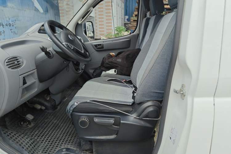 Used SAIC MAXUS Xintu V80 2019 2.5T Classic Edition 6-Speed Manual – Aoyuntong Short Wheelbase Mid-Height Design 5/6 Seats Left Front Seat