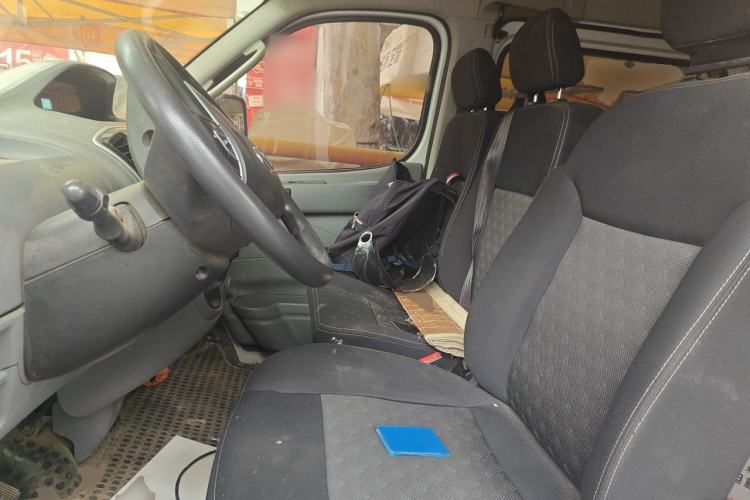 Used SAIC MAXUS Xintu V80 2019 2.5T Classic Edition 6-Speed Manual – Aoyuntong Modified Version Short Wheelbase Mid-Height Roof 5/6 Seats Left Front Seat