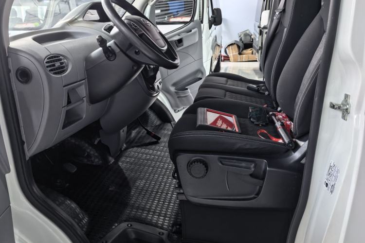 Used SAIC MAXUS Xintu V80 2019 2.5T Classic Edition 6-Speed Manual – Aoyuntong Modified Version Short Wheelbase Mid-Height Roof 5/6 Seats Left Front Seat