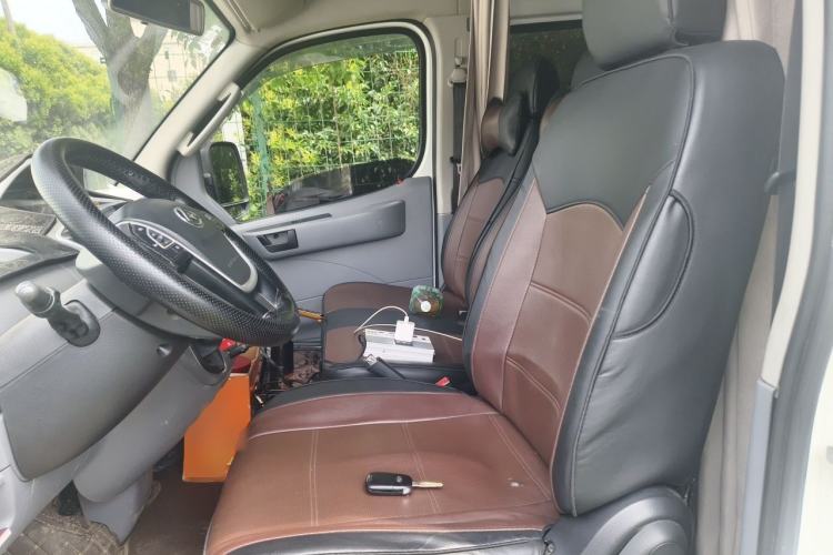 Used SAIC MAXUS Xintu V80 2019 2.5T Classic Model 6-Speed Manual Aotong Long Wheelbase Mid-Height 7-Seater Left Front Seat
