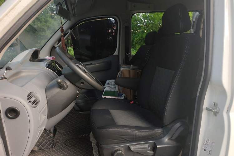 Used SAIC MAXUS Xintu V80 2019 2.5T Classic Edition 6-Speed Manual – Aoyuntong Modified Version Short Wheelbase Mid-Height Roof 5/6 Seats Left Front Seat
