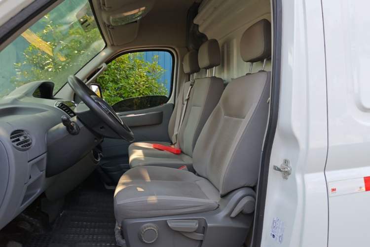 Used SAIC MAXUS Xintu V80 2019 2.5T Classic 6-Speed Manual Van Short Wheelbase Mid-Roof Design 2/3 Seats Left Front Seat