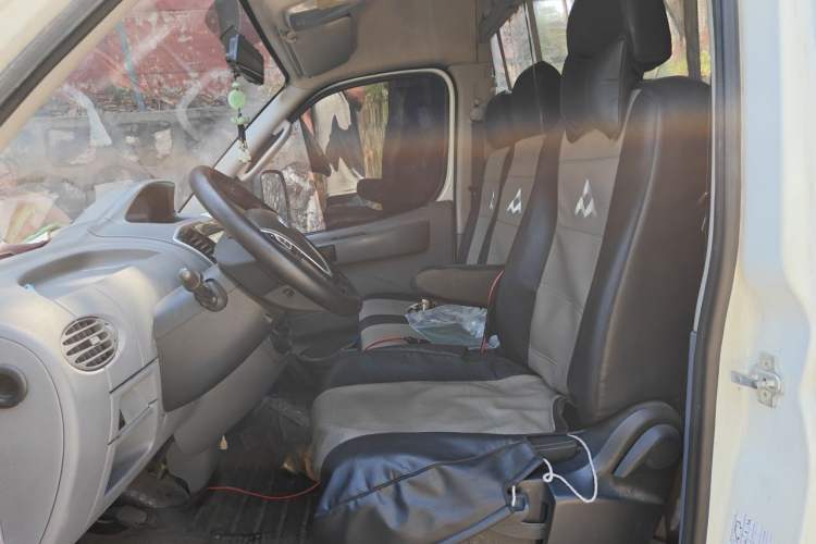Used SAIC MAXUS Xintu V80 2019 2.5T Classic Model 6-Speed Manual – Aotong Long Wheelbase High-Roof 7-Seater Left Front Seat