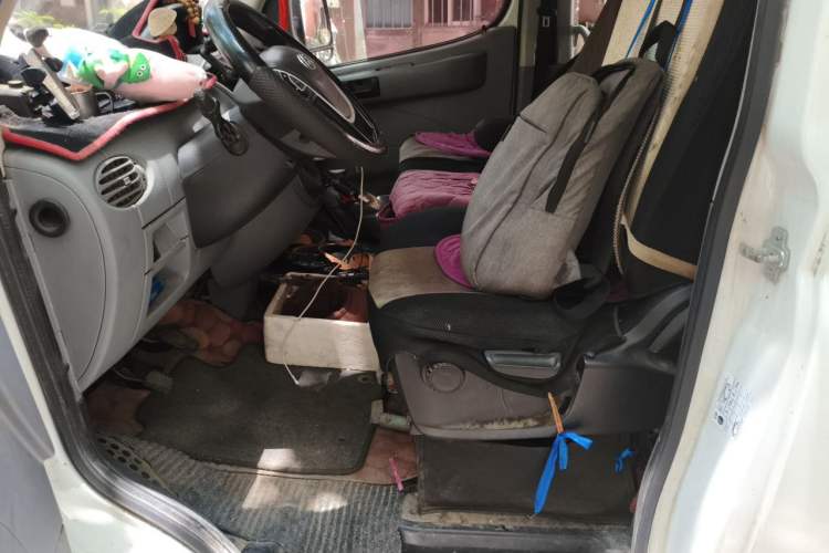 Used SAIC MAXUS Xintu V80 2019 2.5T Classic Model 6-Speed Manual – Aoyuntong Short Wheelbase Ultra-Low Roof 5/6 Seats Left Front Seat