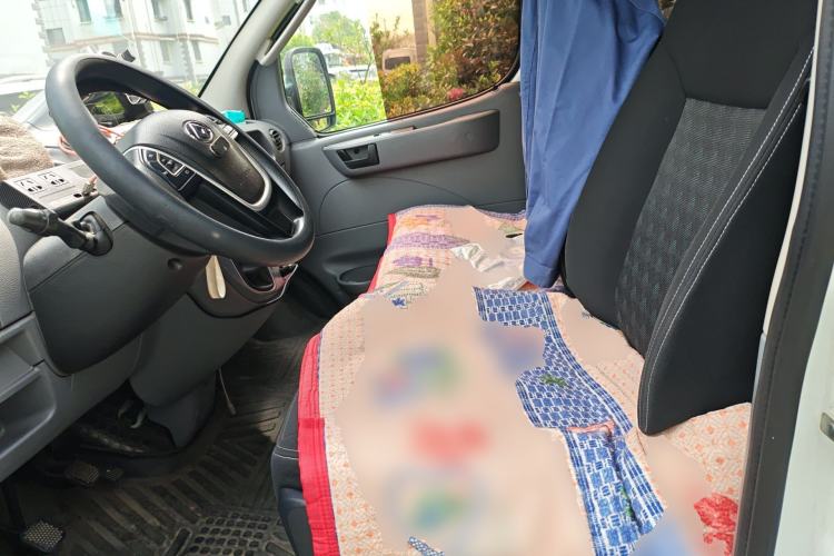 Used SAIC MAXUS Xintu V80 2019 2.5T Classic Version 6-Speed Manual – Aoyuntong Modified Long Wheelbase Mid-Height 7-Seater Left Front Seat
